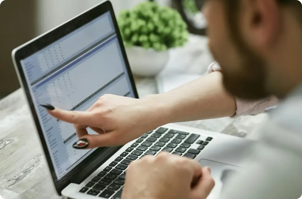 Deux collègues en train de se mettre d'analyser les KPIs marketing et commerciaux